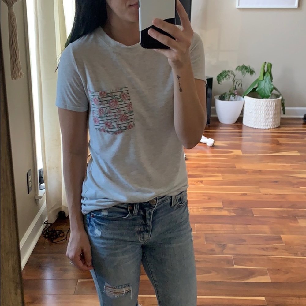 Gray crew neck tee with rose pocket